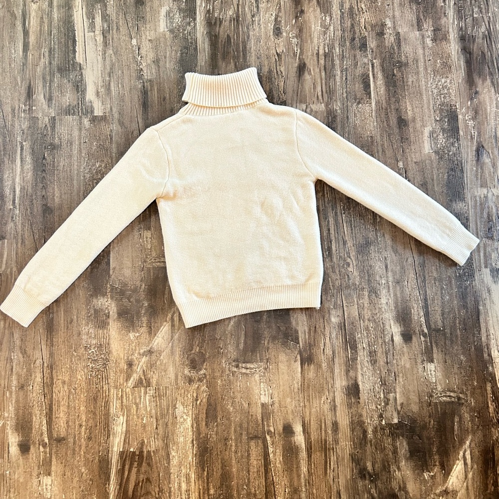 Fitted Ivory Turtleneck. Size Small but fits like an extra small.